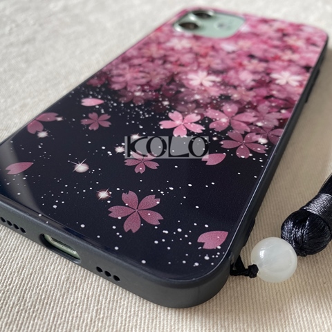 桜の花びら柄のガラス製スマホケース