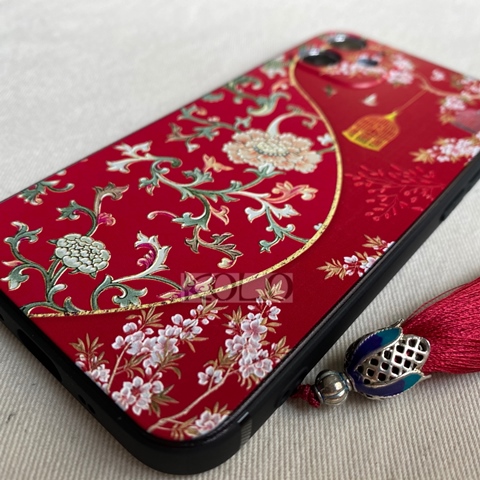 ワインレッドの瑠璃烏龍柄のスマホケース