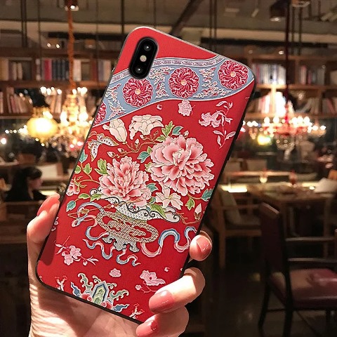 赤の牡丹柄のチャイナ服のスマホケース